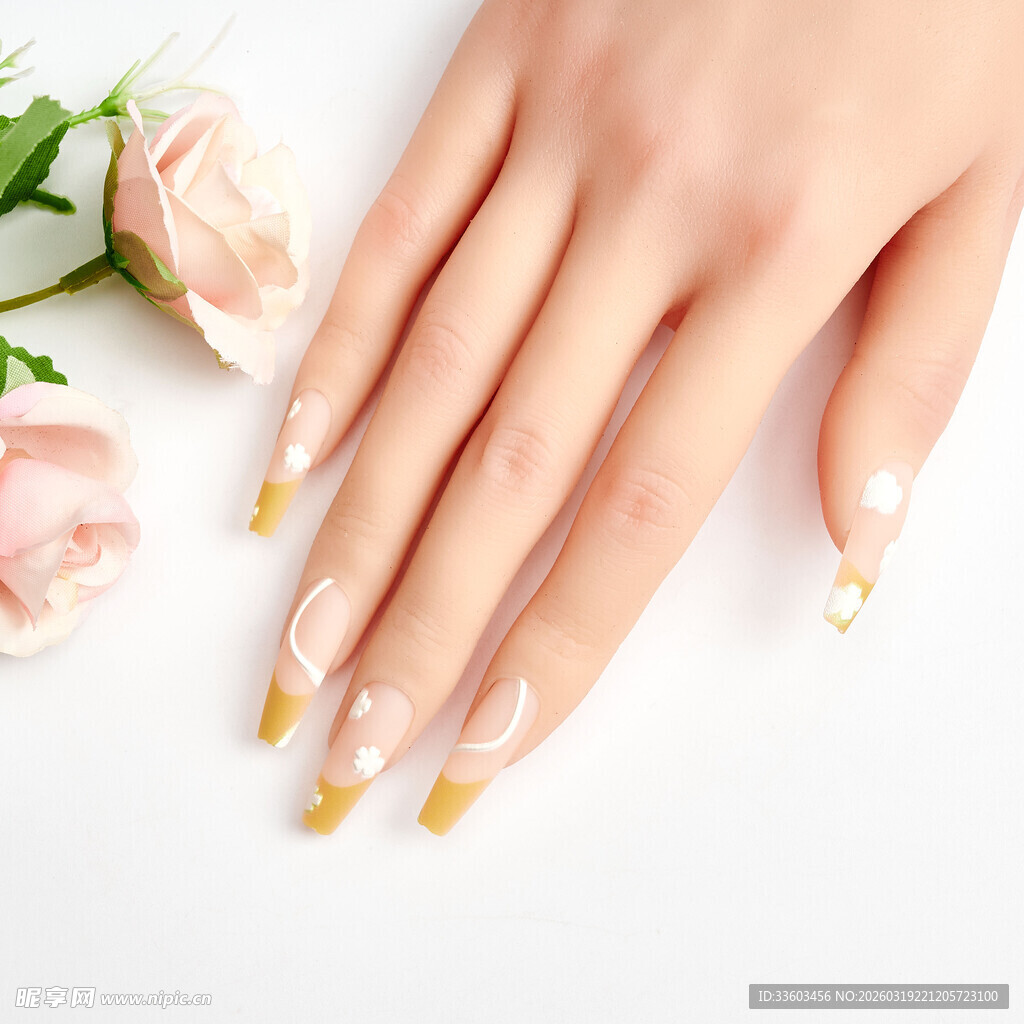 精致美甲搭配优雅花卉