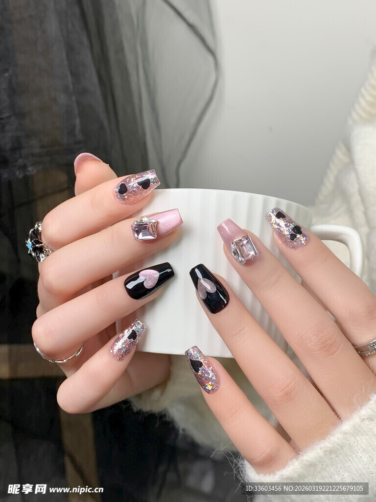 时尚美甲搭配精致戒指