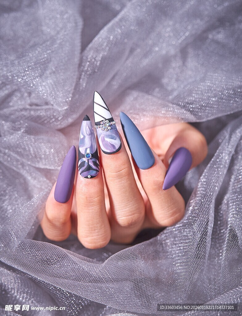 梦幻紫色系美甲特写