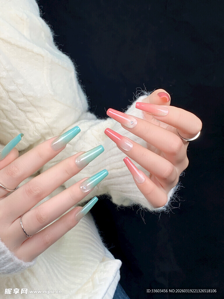 时尚美甲展示手部独特魅力