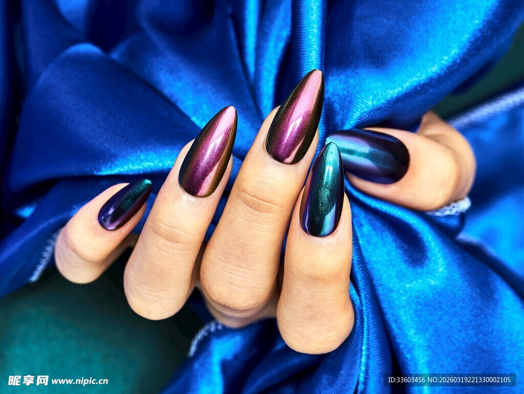 绚丽美甲搭配蓝色绸缎