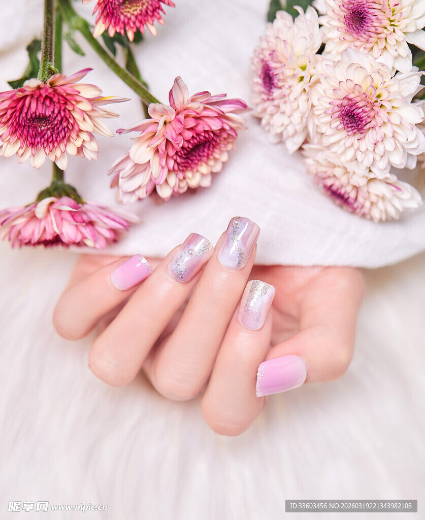 粉色美甲搭配花卉装饰