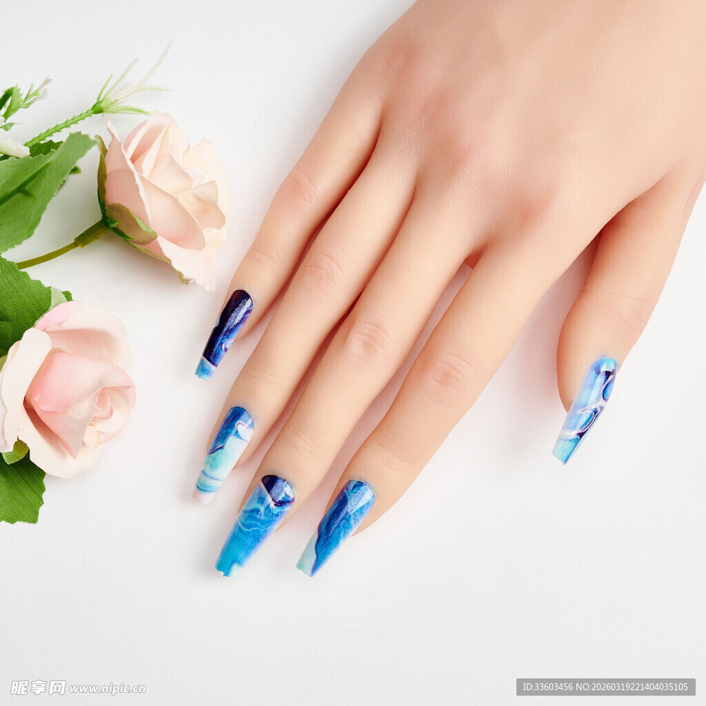 蓝色美甲搭配娇艳花朵