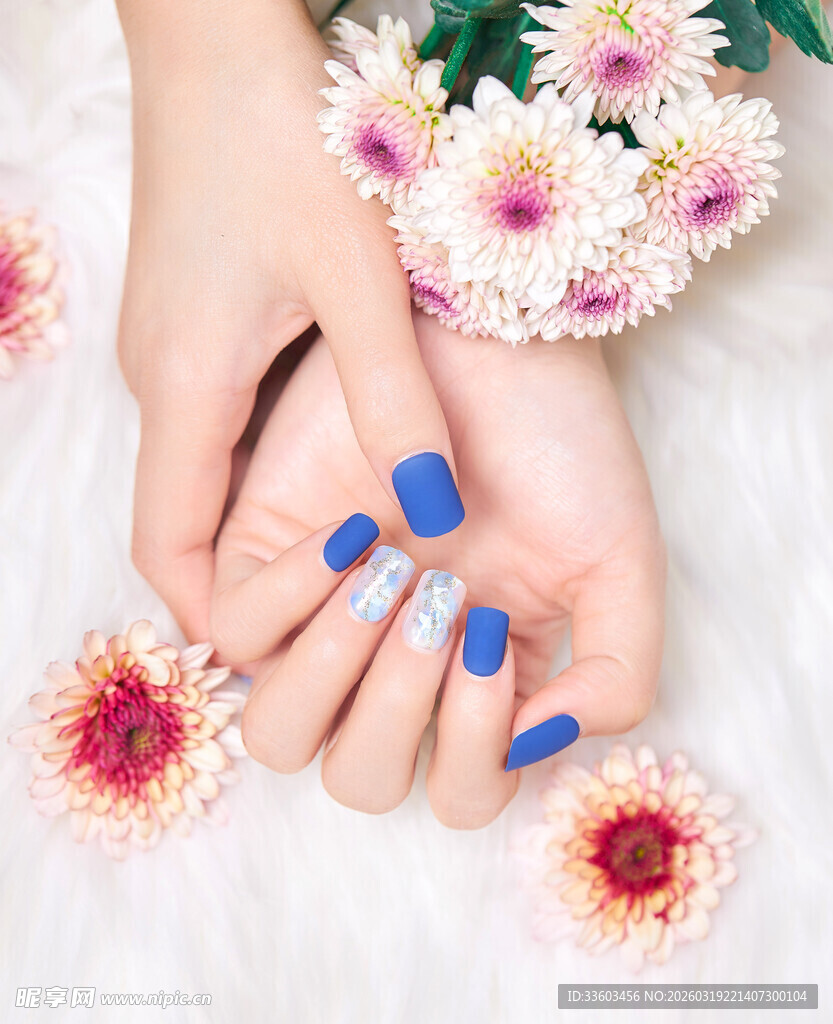 蓝美甲与花卉的优雅组合