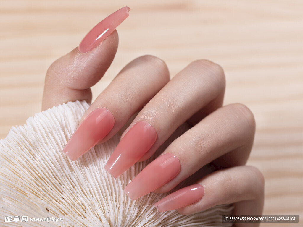 粉色渐变美甲特写