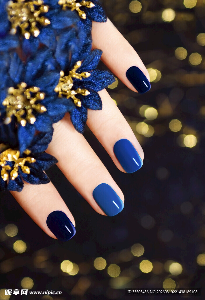 深蓝美甲配金色装饰花朵