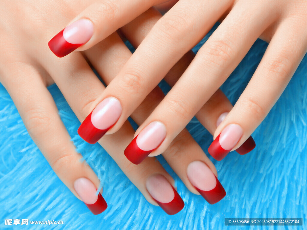 精致红边美甲手部特写