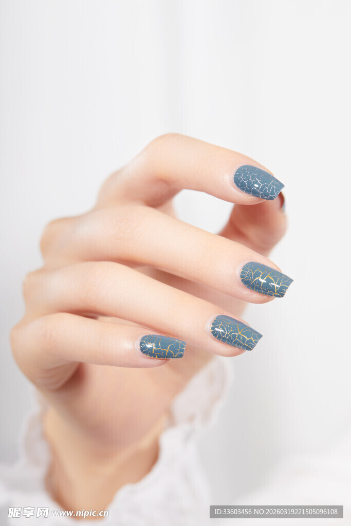 精致蓝调美甲手部特写