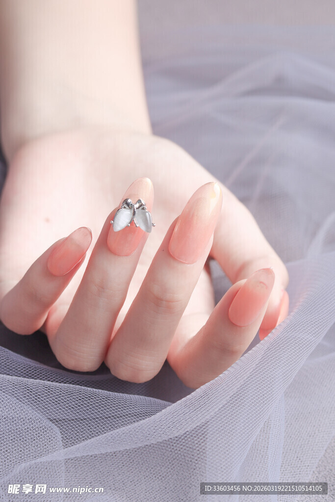 精致美甲搭配优雅戒指