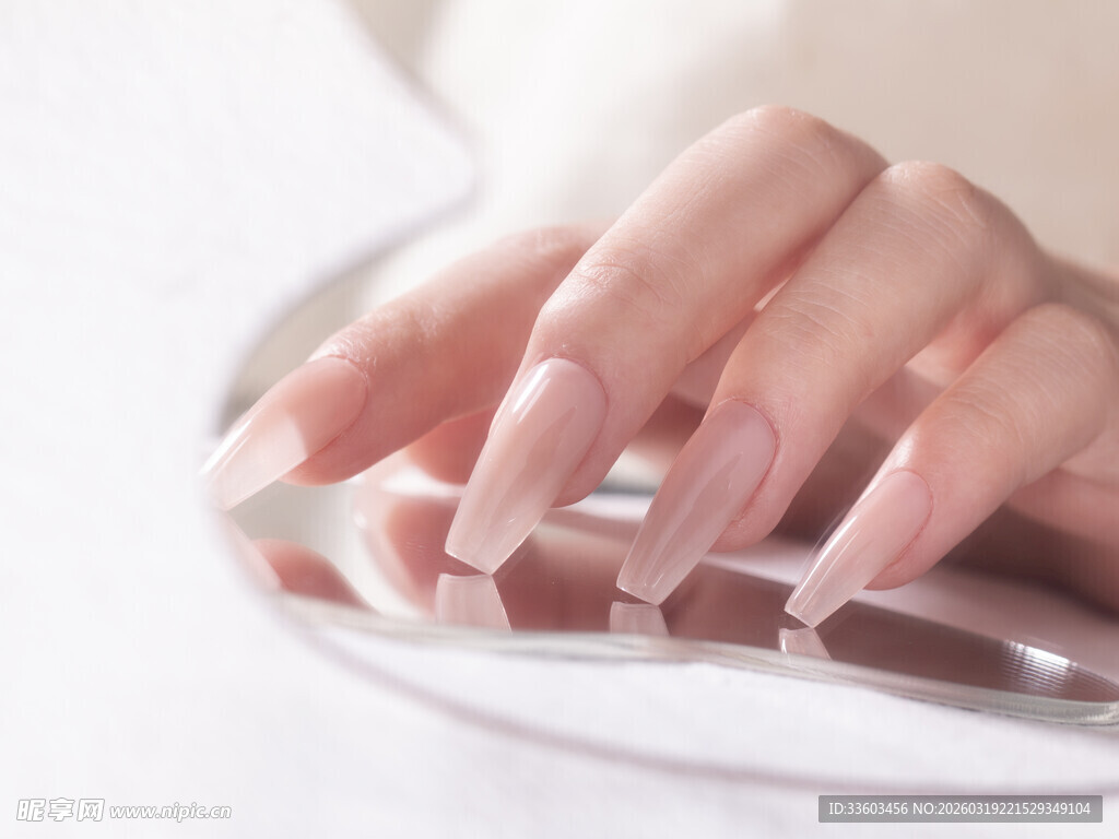 精致美甲手展示多样甲片