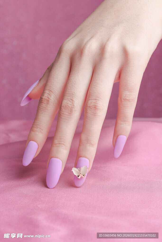 淡紫色美甲
