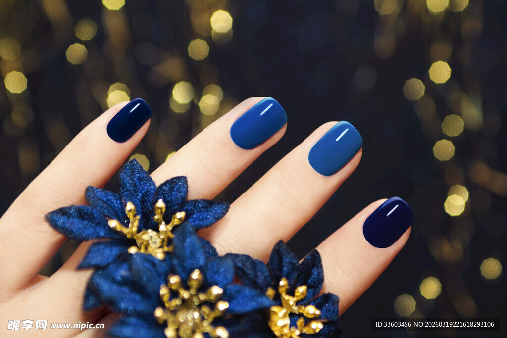 蓝美甲配精致花朵饰品