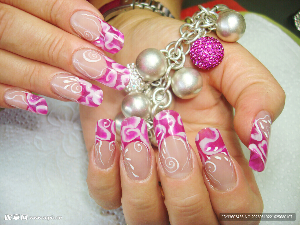 粉色花纹美甲搭配饰品