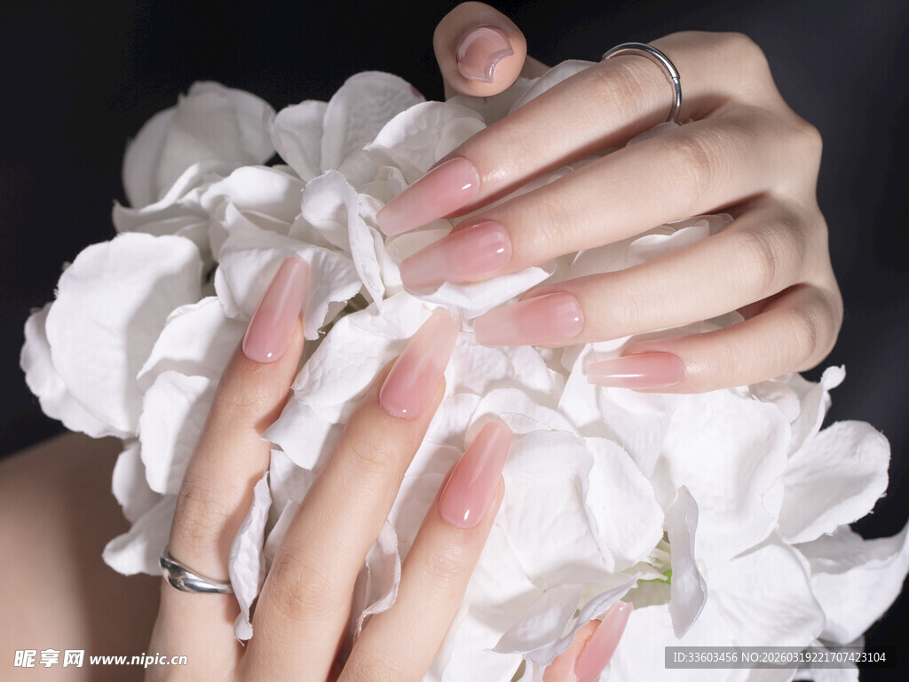精致美甲搭配洁白花朵