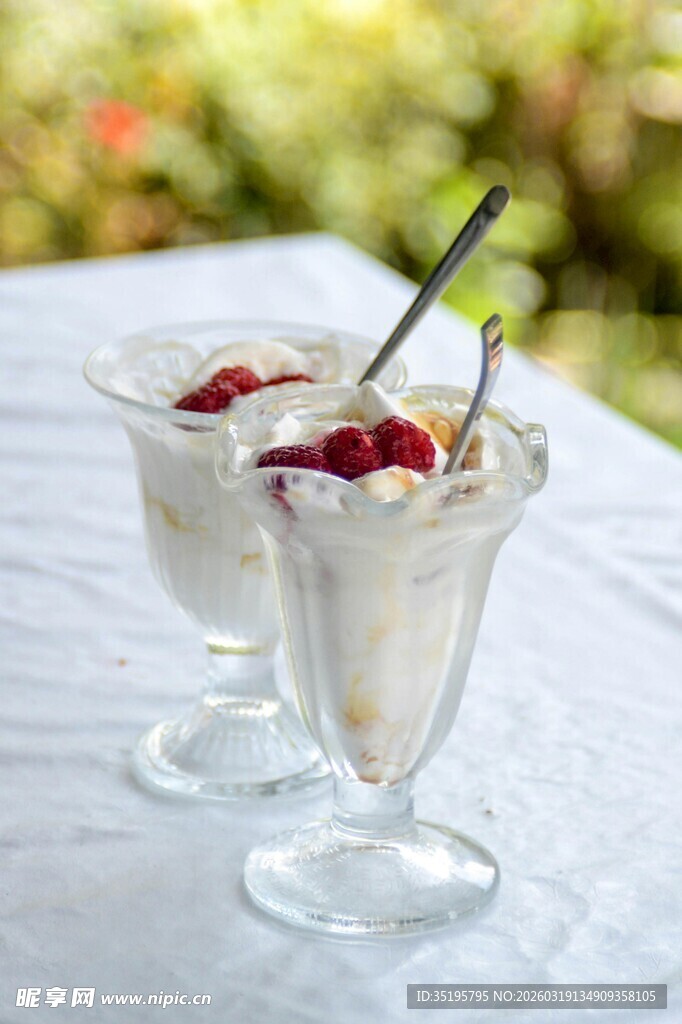 精致草莓酸奶杯