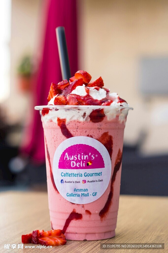 草莓奶油冰沙美味诱人