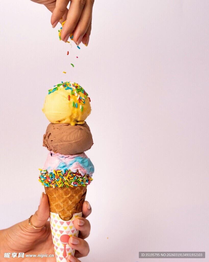 多彩美味冰淇淋堆叠瞬间