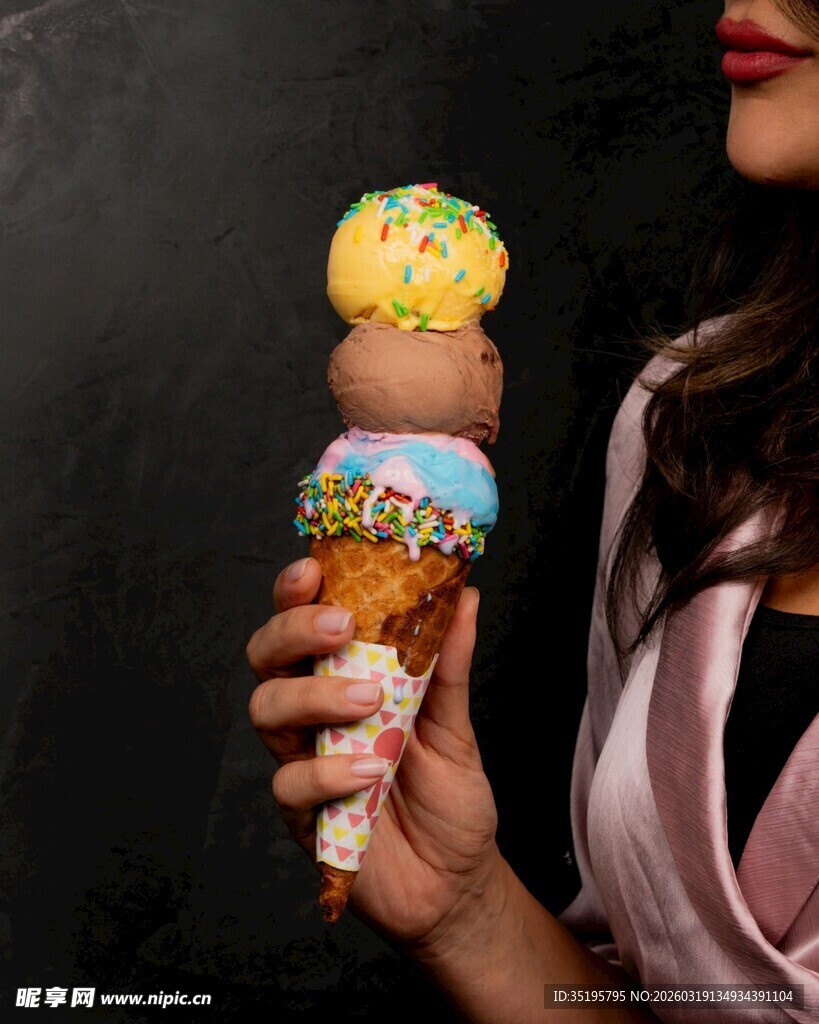 手持多彩冰淇淋的时尚女性