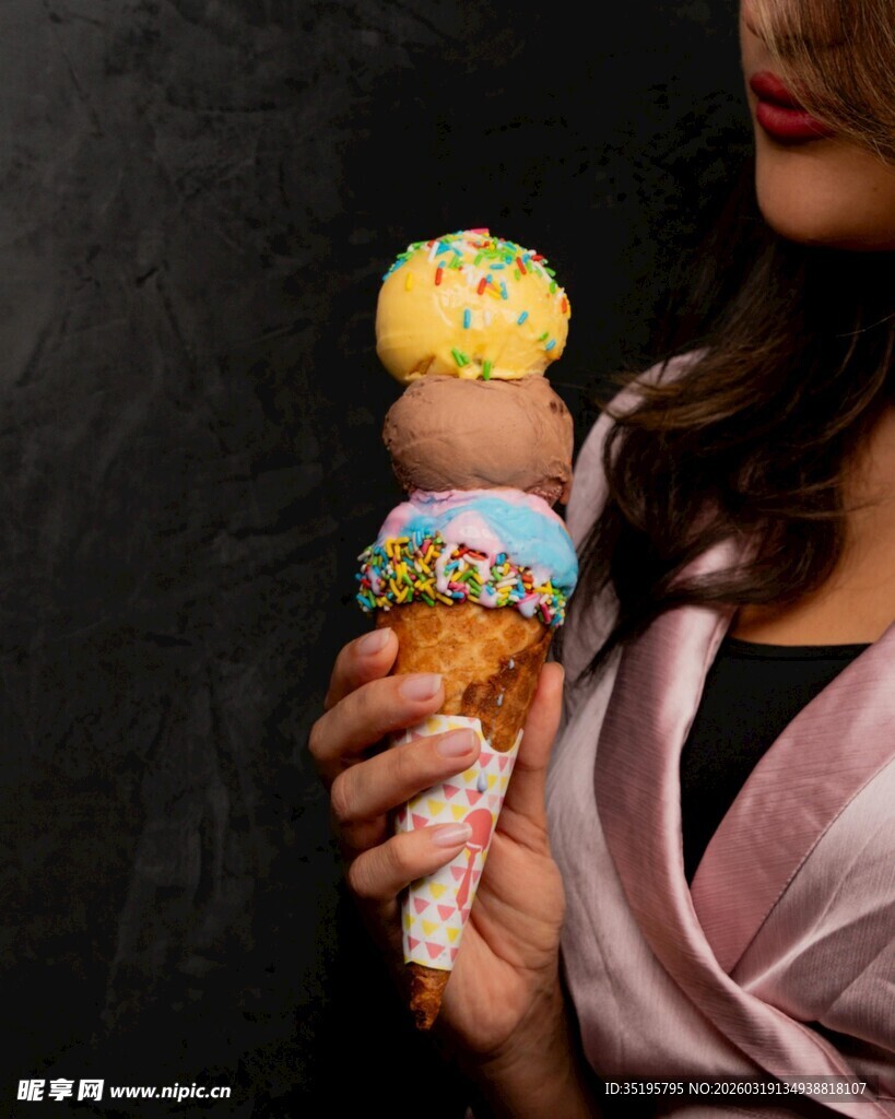 女子手持多彩冰淇淋