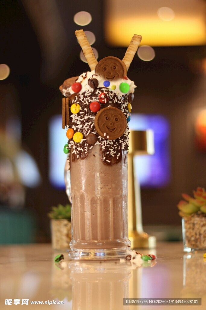 巧克力奶昔配多彩糖果