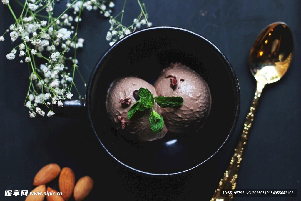 巧克力冰淇淋配坚果花卉