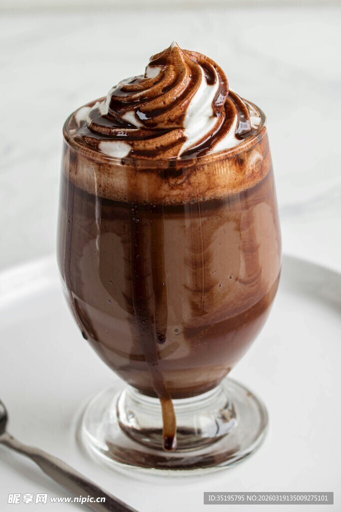巧克力奶昔顶部奶油诱人