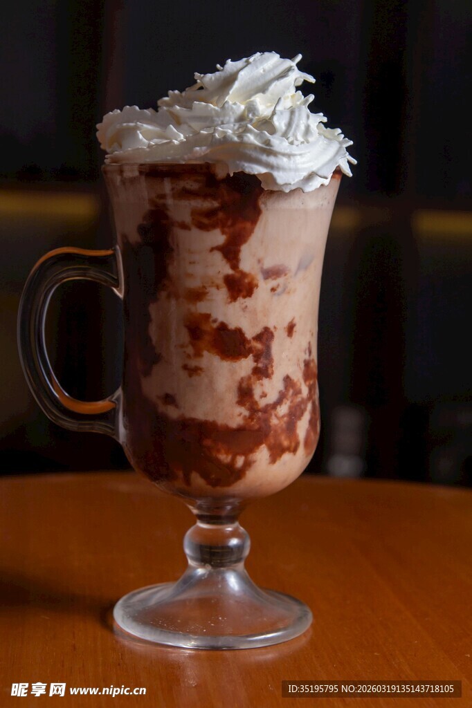 巧克力奶昔配奶油顶