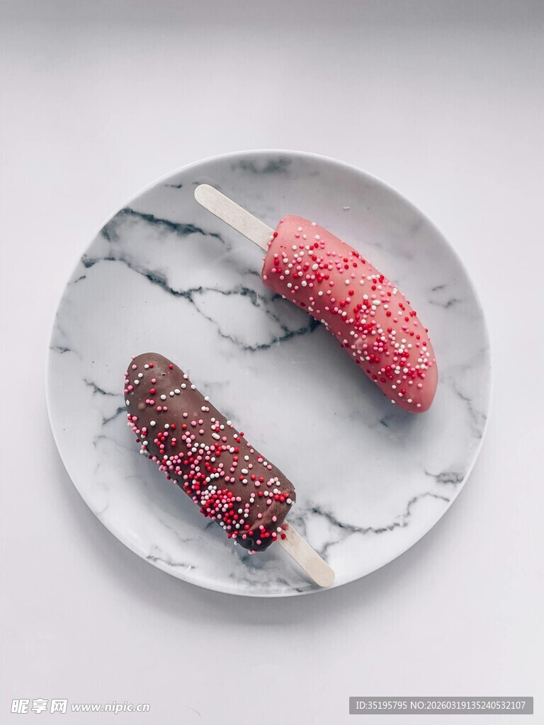大理石盘上的双色冰棍