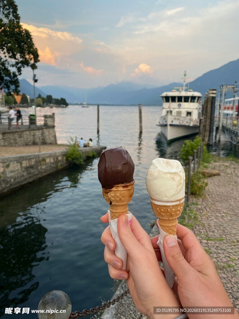 湖畔手持双色美味冰淇淋