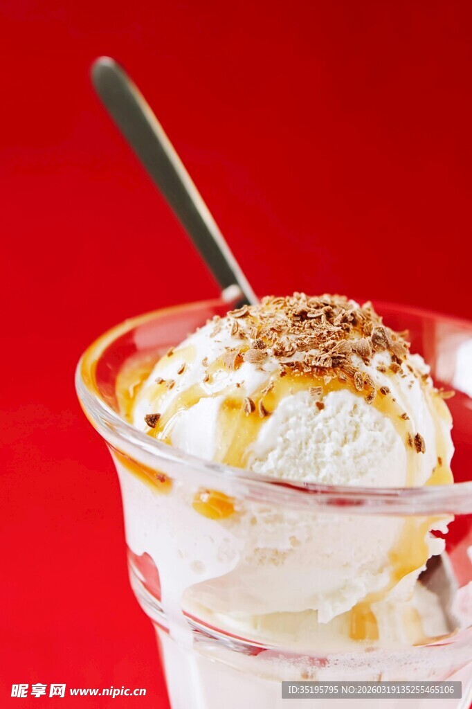 美味冰淇淋配坚果与焦糖