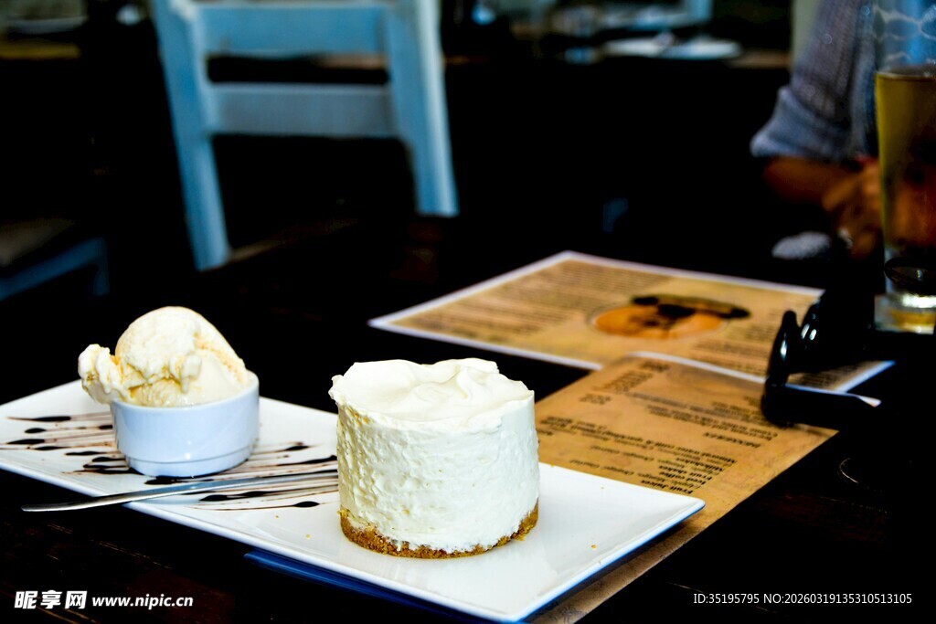 精致甜品摆放在餐桌