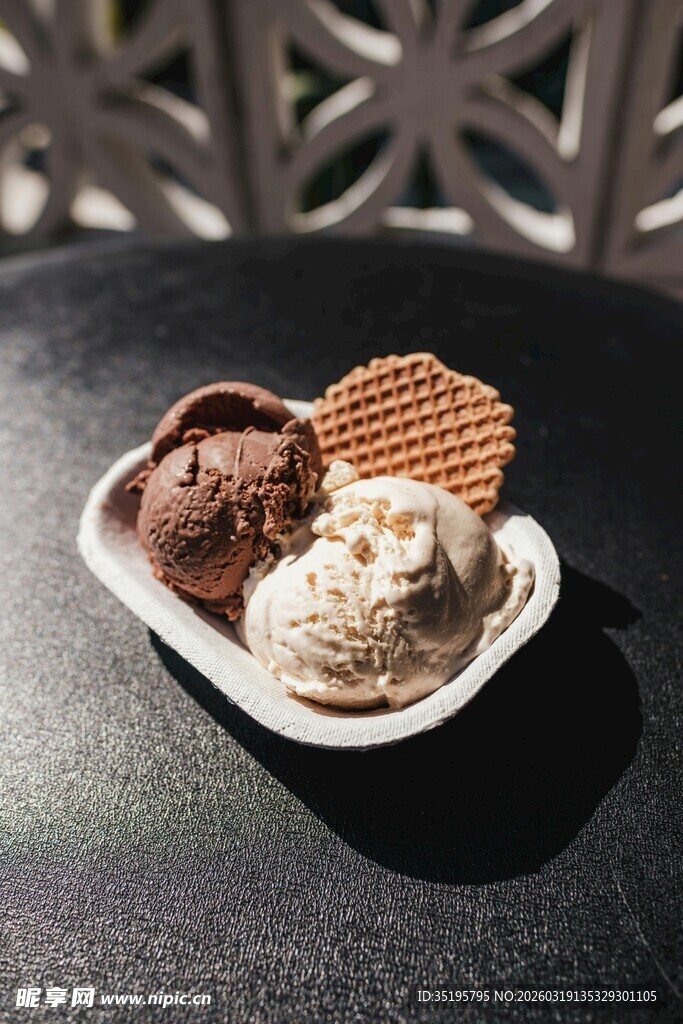 双色冰淇淋配华夫饼干