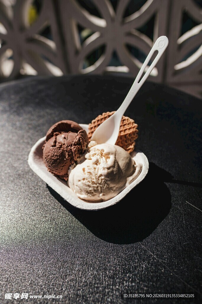 三色美味冰淇淋拼盘