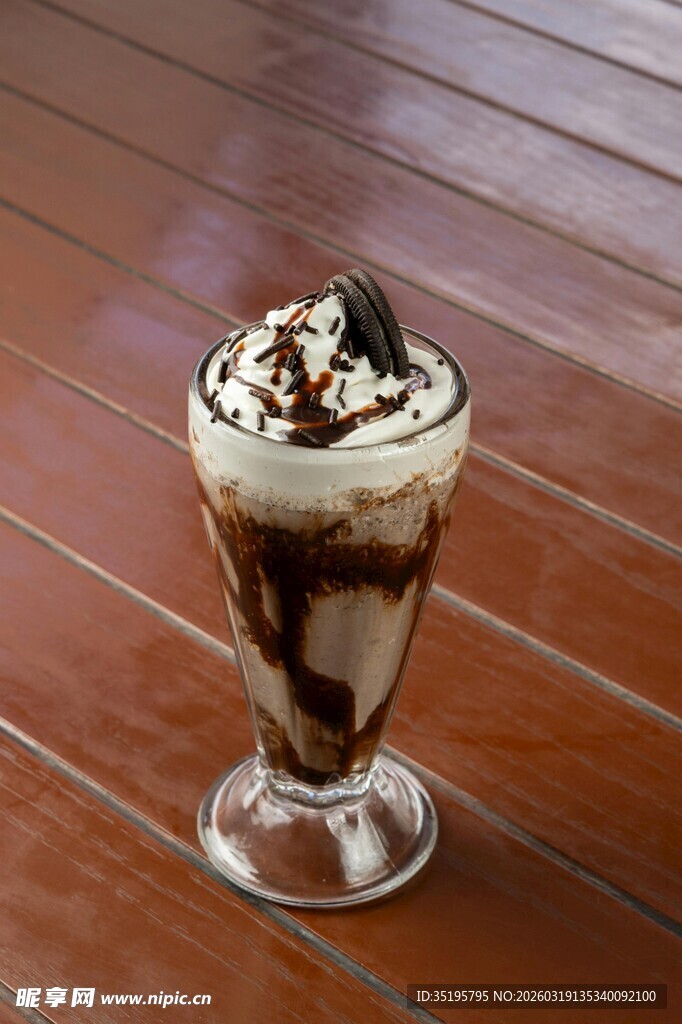 巧克力奶油冰淇淋甜品