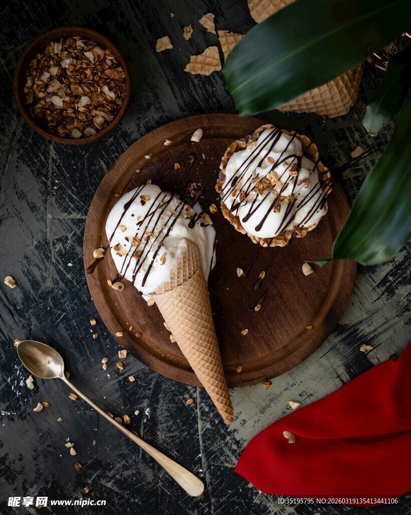 圣诞风双球冰淇淋甜点