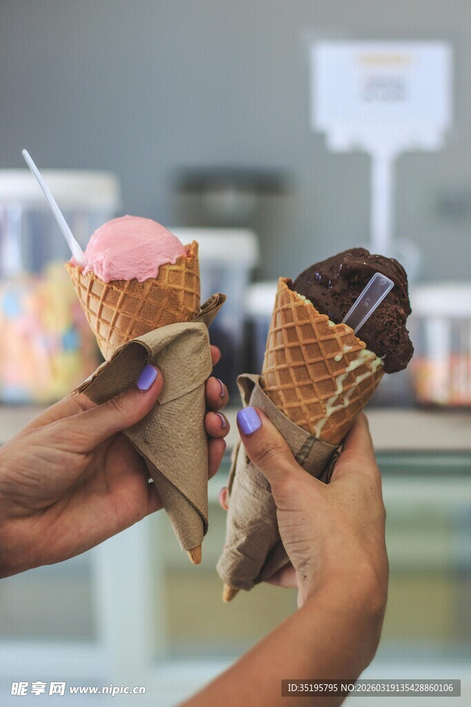 美味冰淇淋甜蜜手持时刻