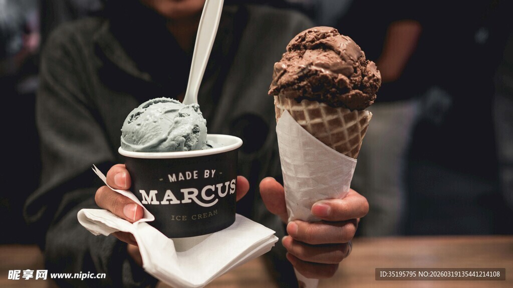 手持美味冰淇淋诱人一刻