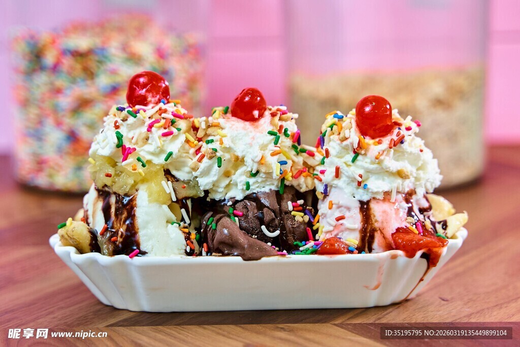 美味缤纷圣代冰淇淋
