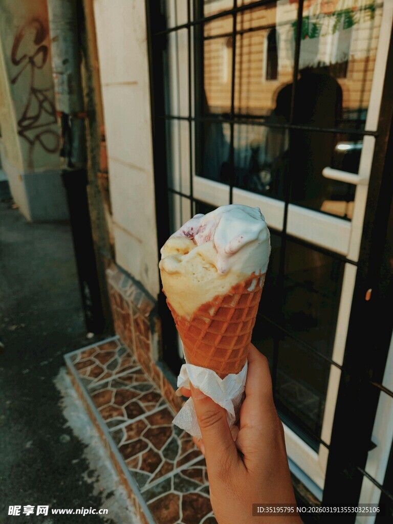 手持美味冰淇淋的惬意瞬间