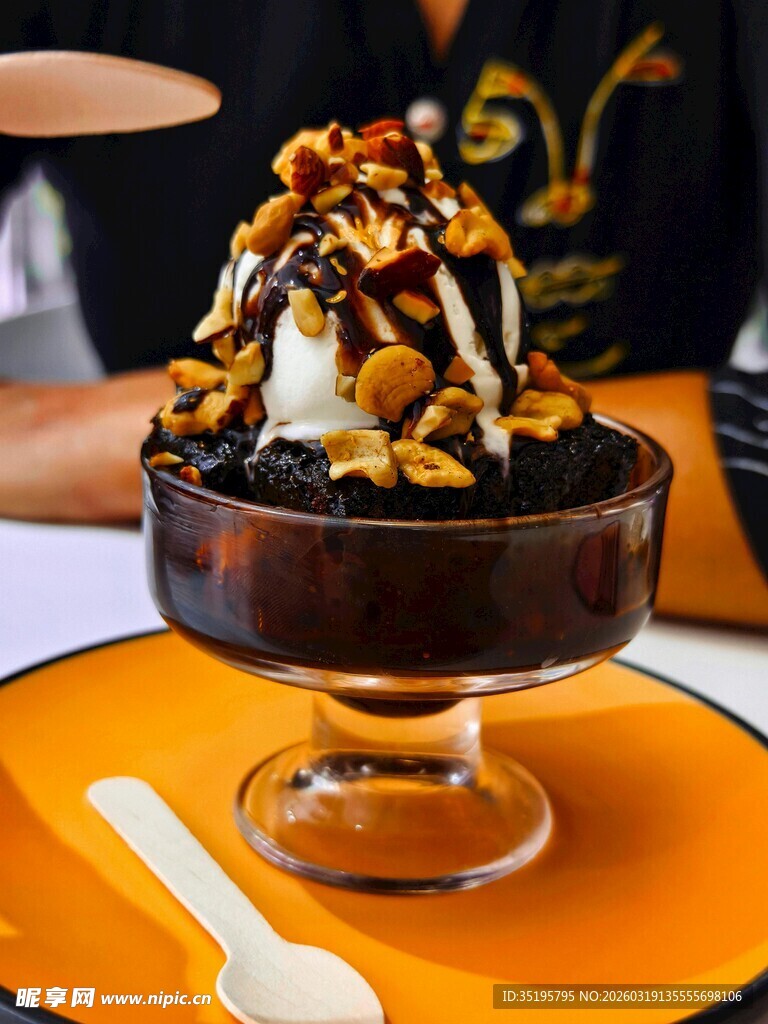 美味巧克力冰淇淋甜品