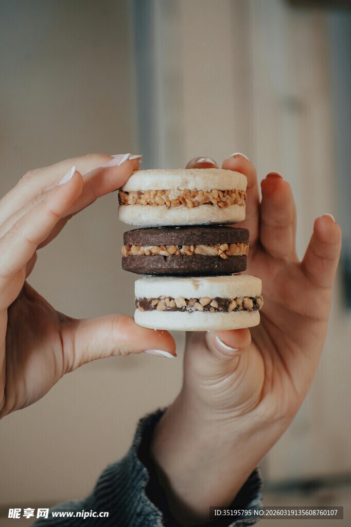 手中美味马卡龙堆叠