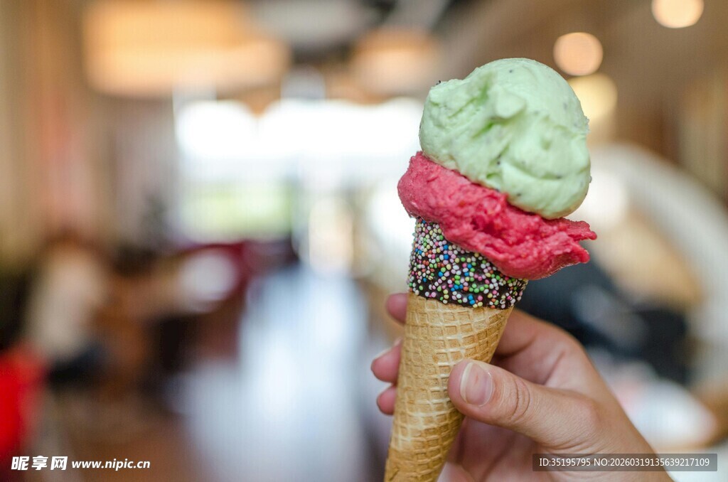 手持双色美味冰淇淋