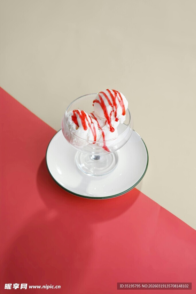 精致红白淋酱甜点