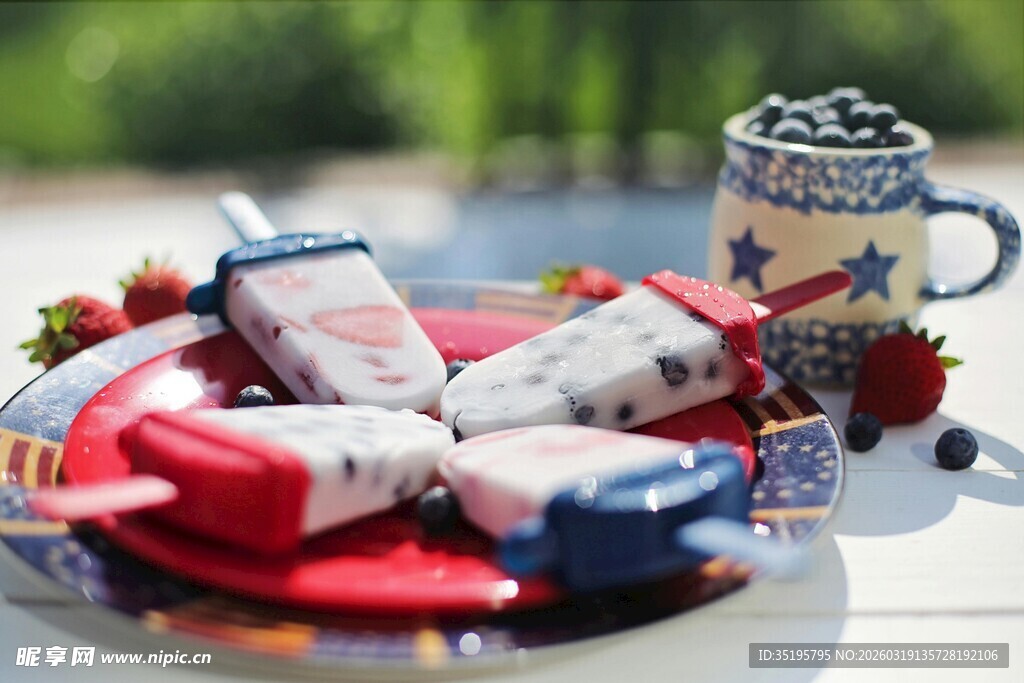 精致编织物件与杯具组合