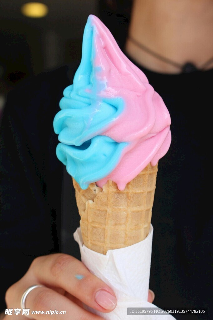 双色美味冰淇淋