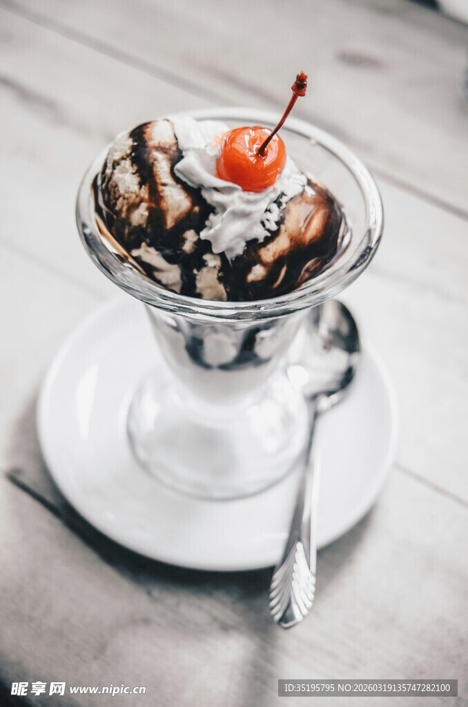 美味樱桃巧克力冰淇淋