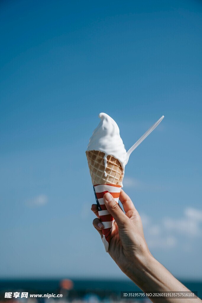 手举冰淇淋畅享蓝天