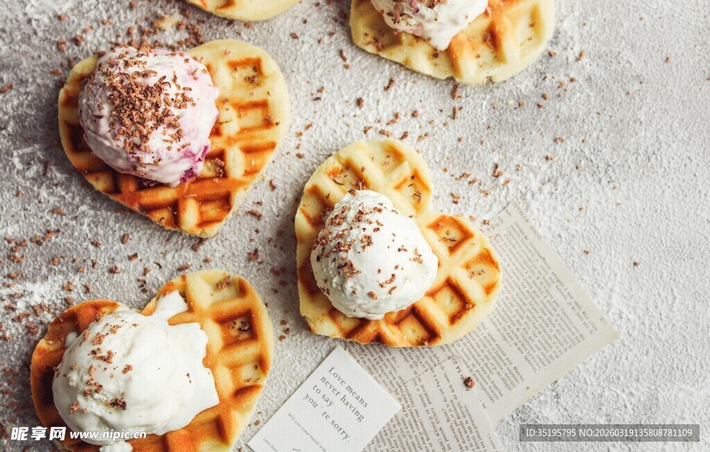 美味华夫饼配奶油糖粉