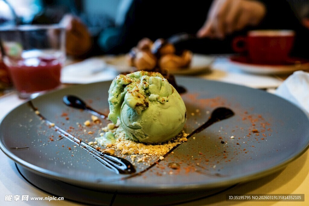 精致抹茶甜品摆于盘中