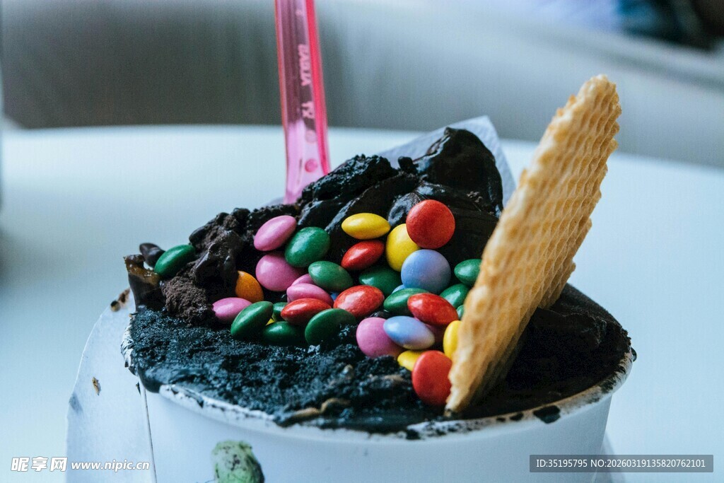巧克力蛋糕配多彩糖果